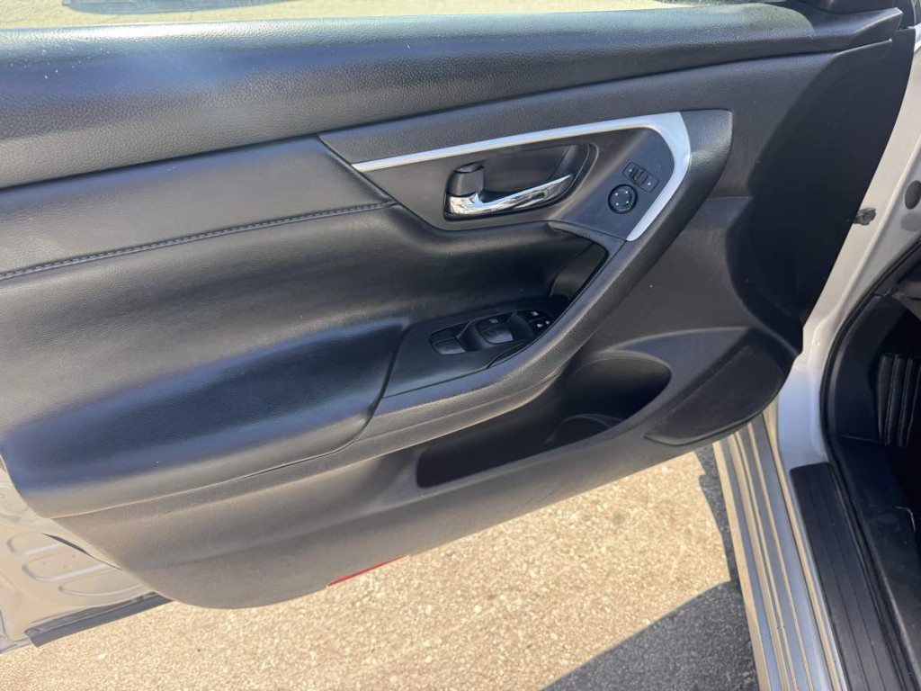 2016 Nissan Altima Image 8