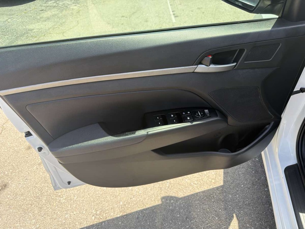 2017 Hyundai Elantra Image 8