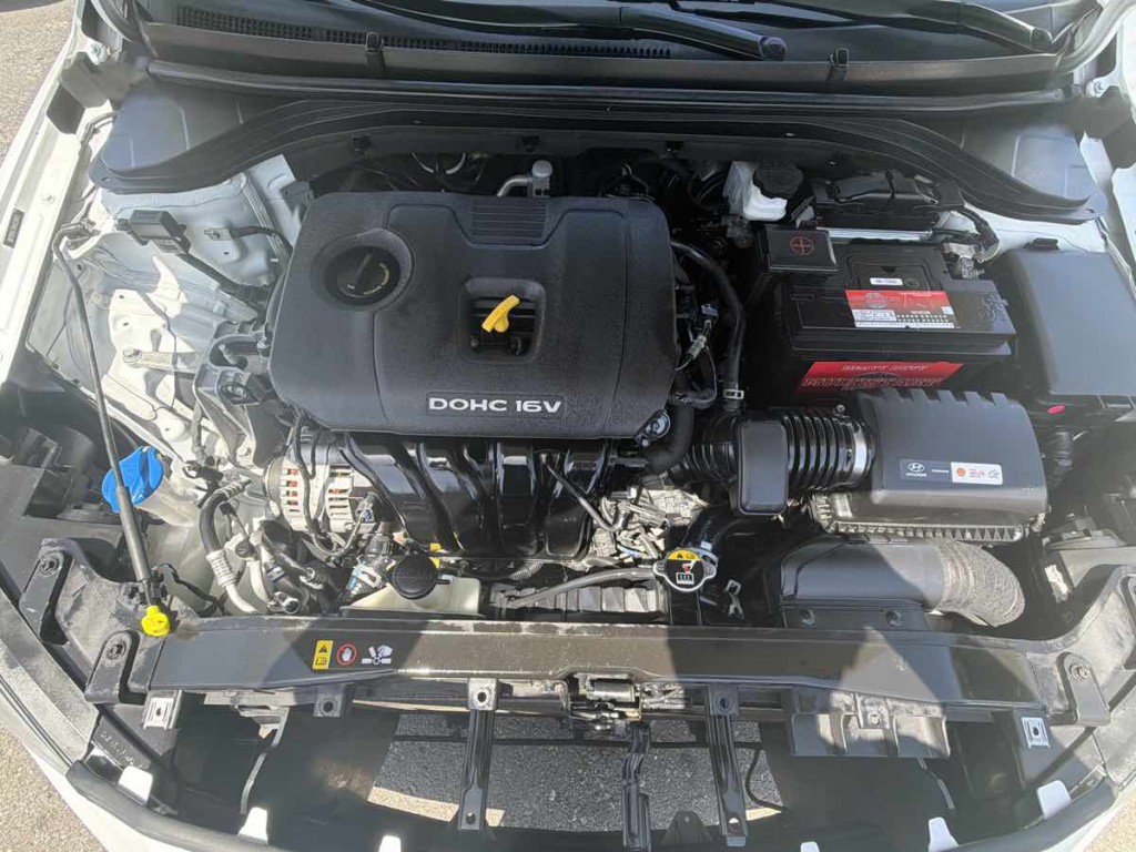 2017 Hyundai Elantra Image 16