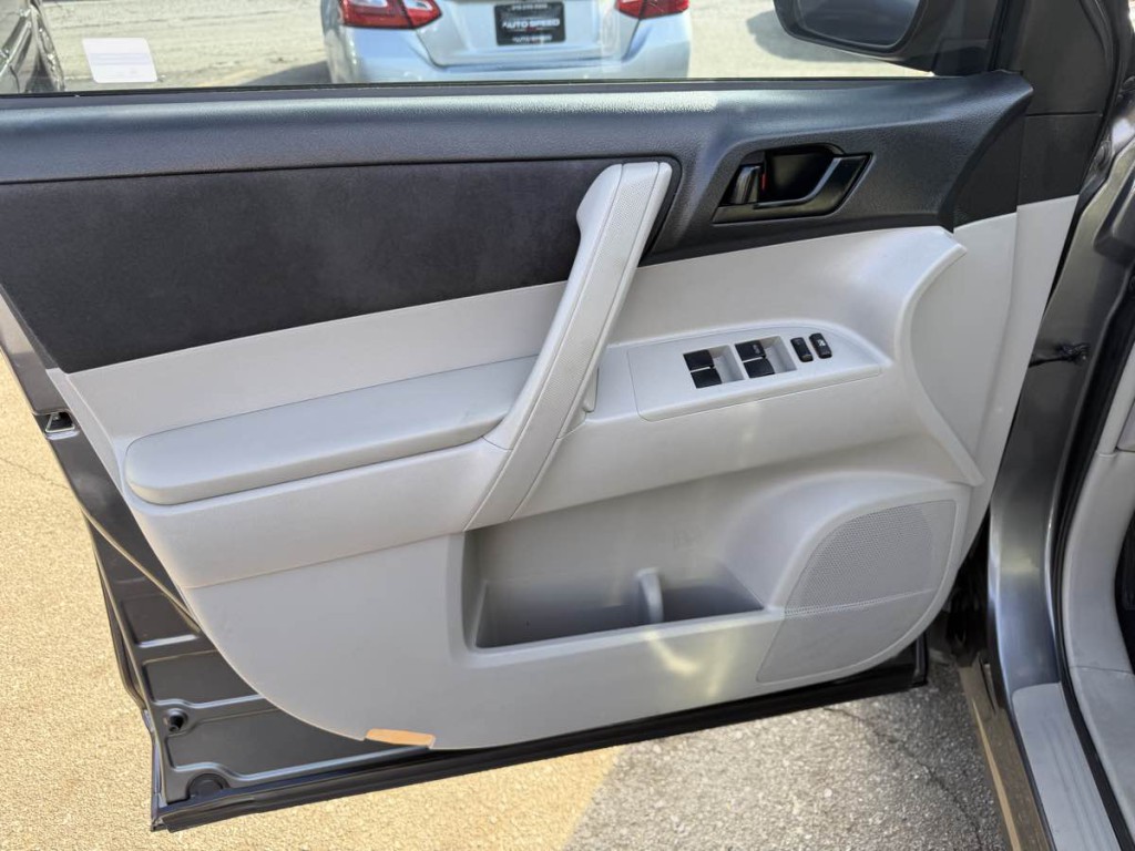 2011 Toyota Highlander Image 9