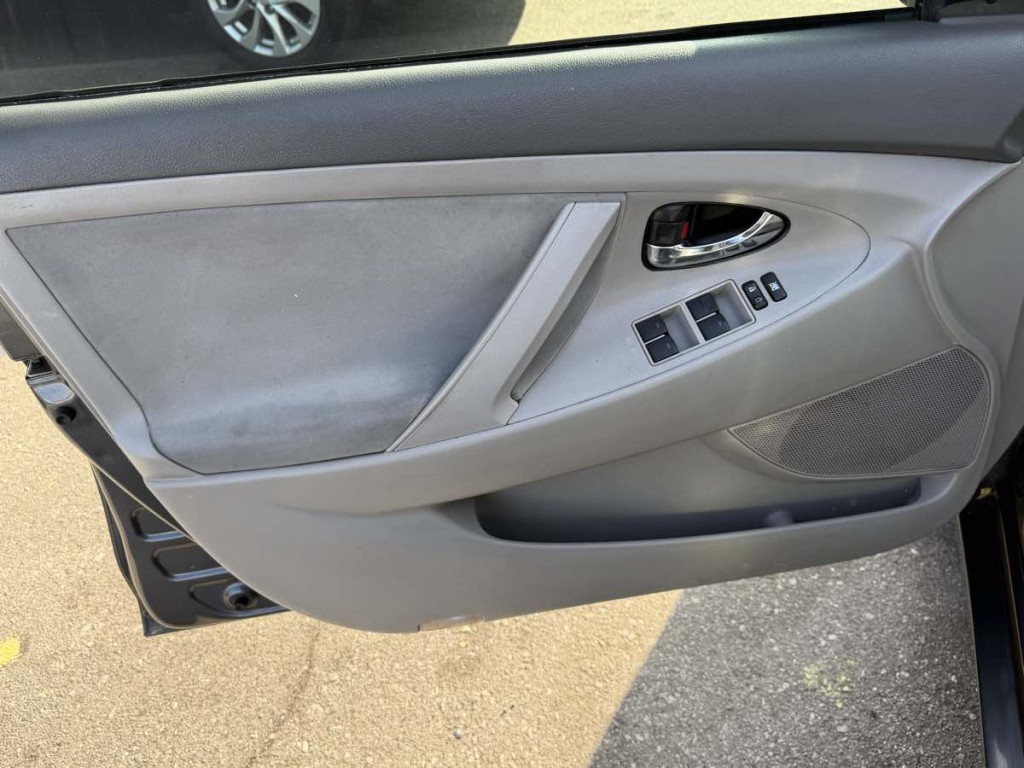 2011 Toyota Camry Image 8