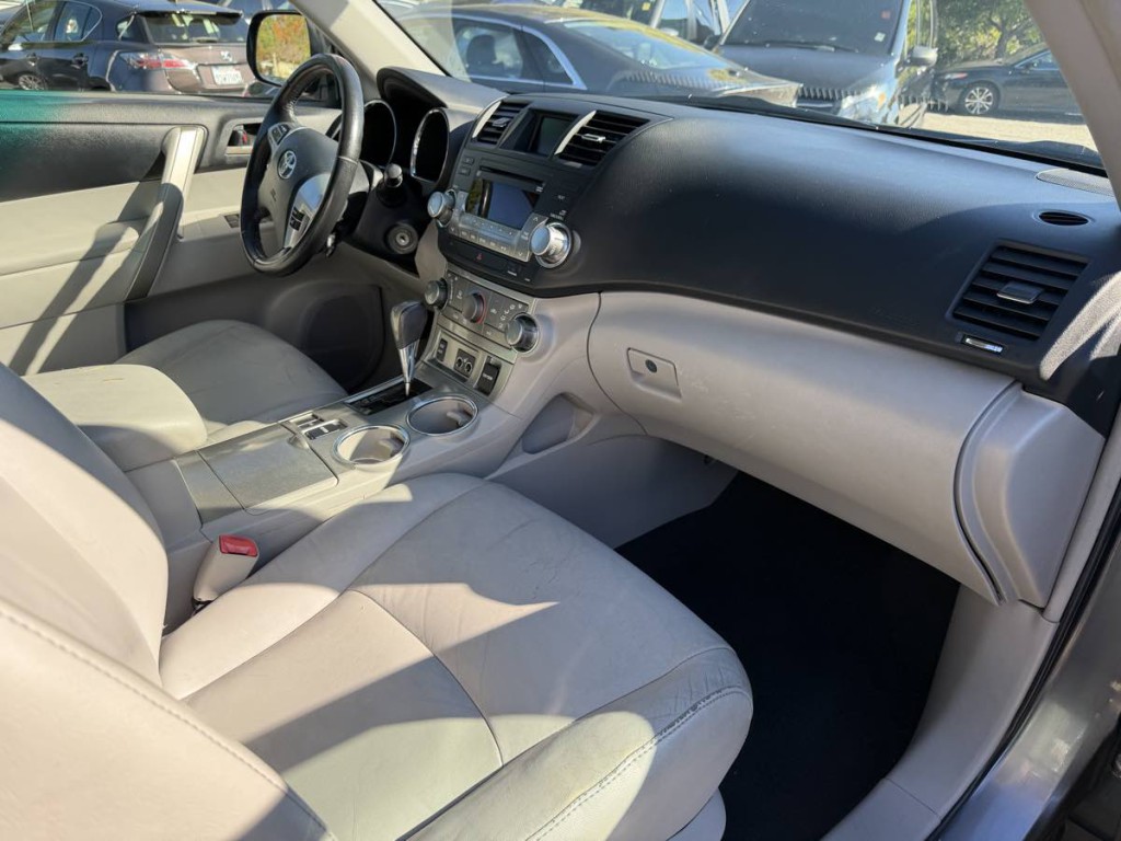 2012 Toyota Highlander Image 16
