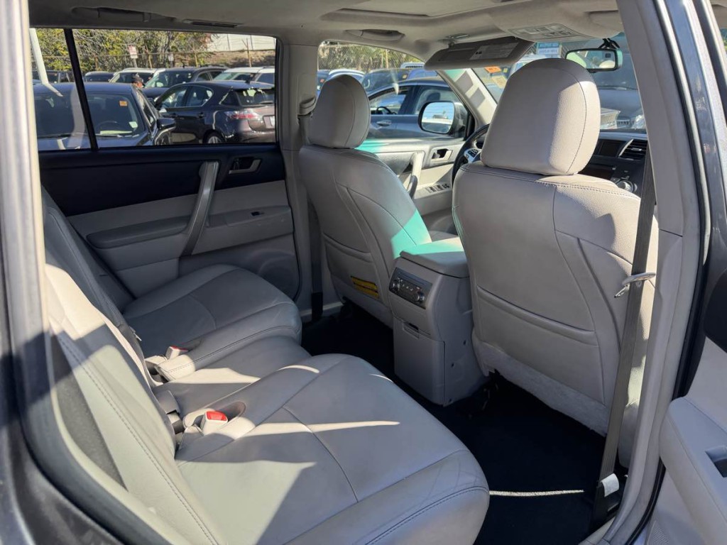 2012 Toyota Highlander Image 18
