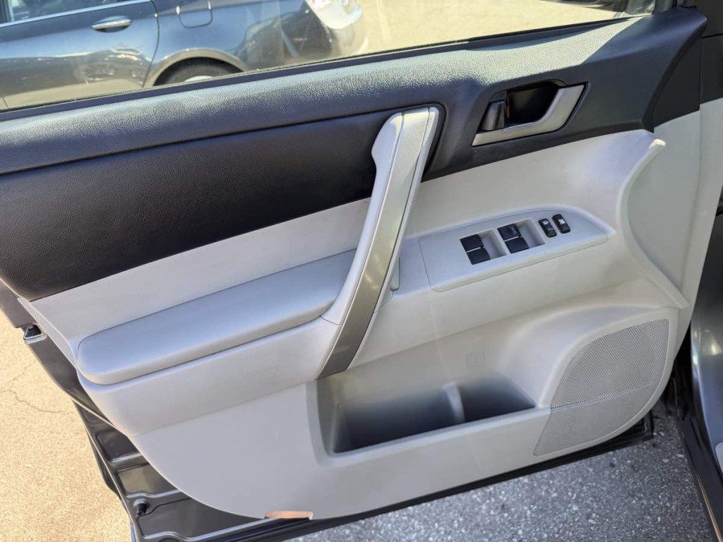 2012 Toyota Highlander Image 23