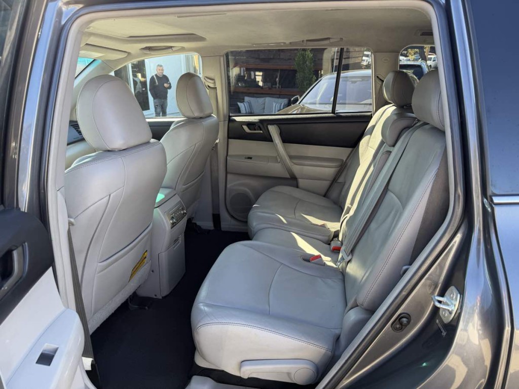 2012 Toyota Highlander Image 24