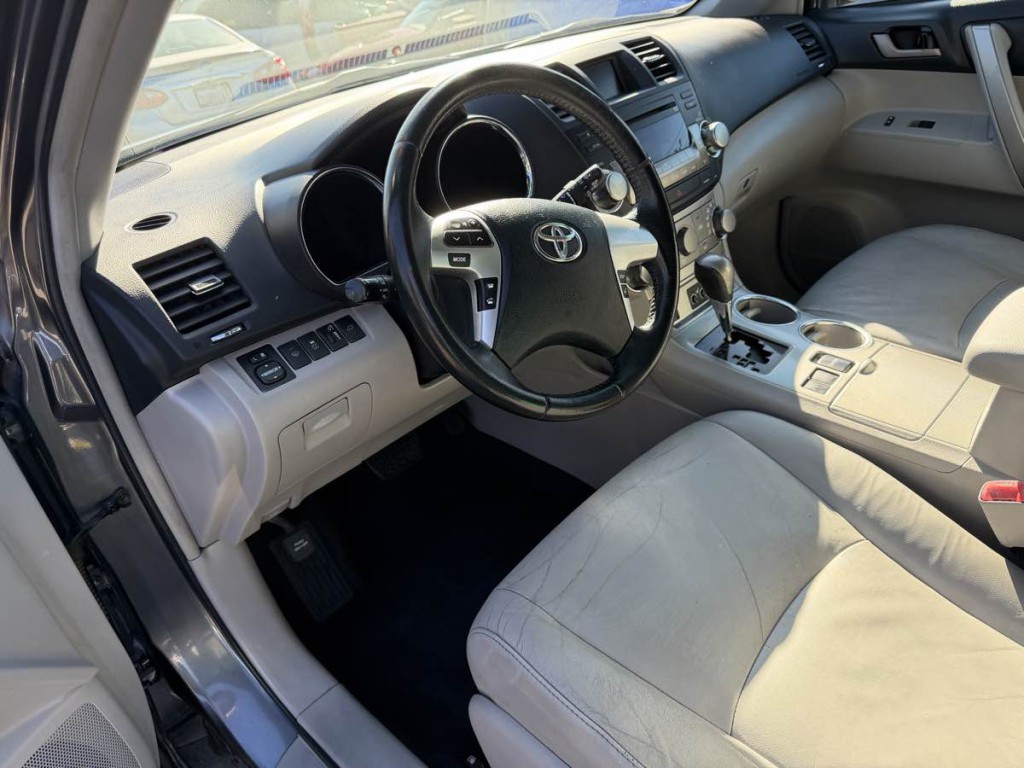2012 Toyota Highlander Image 25