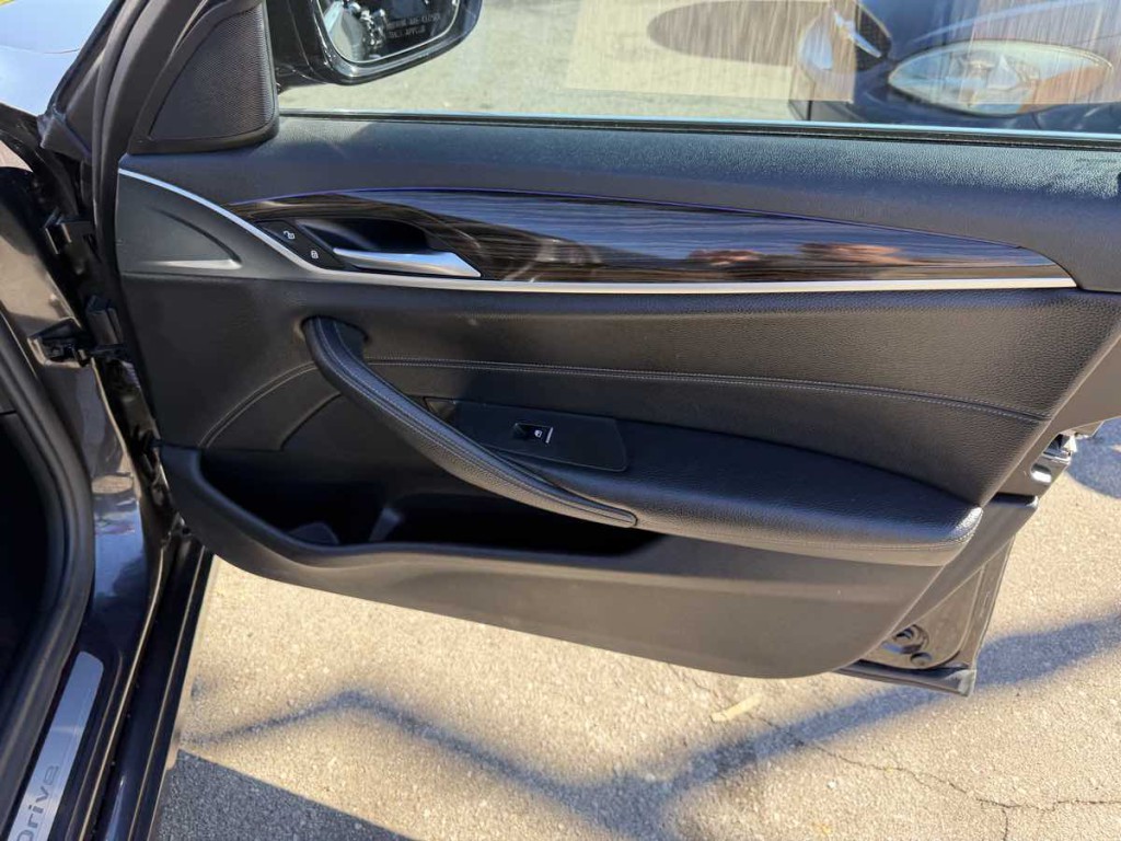 2019 BMW 5 Series Image 17