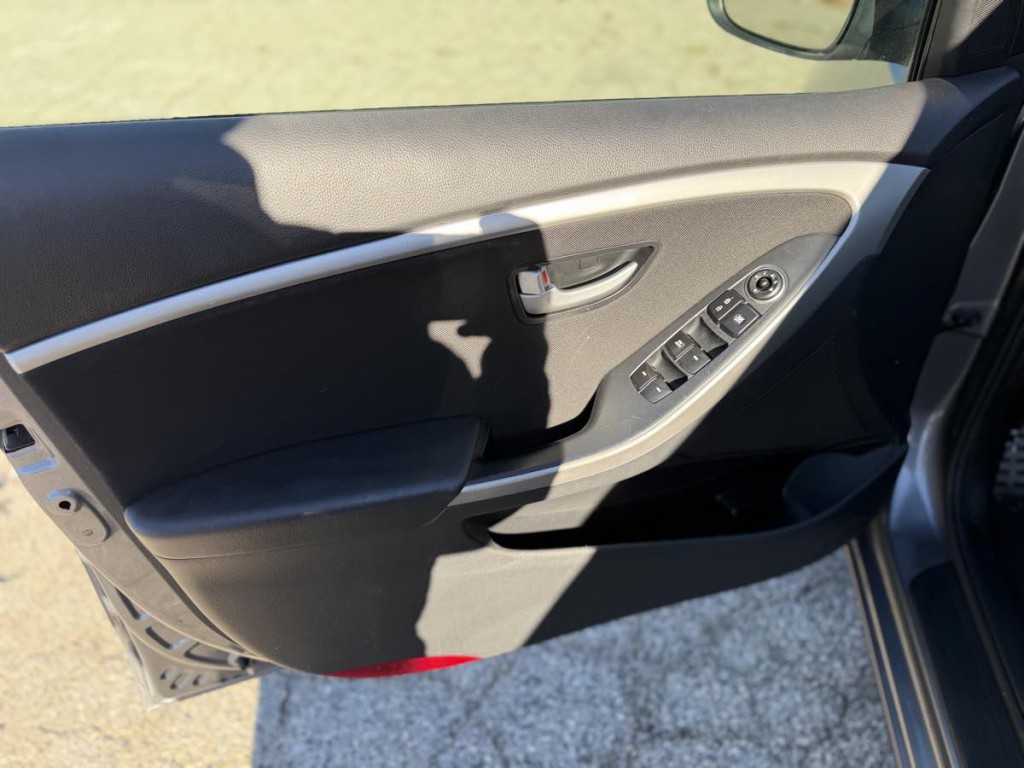 2016 Hyundai Elantra Image 8