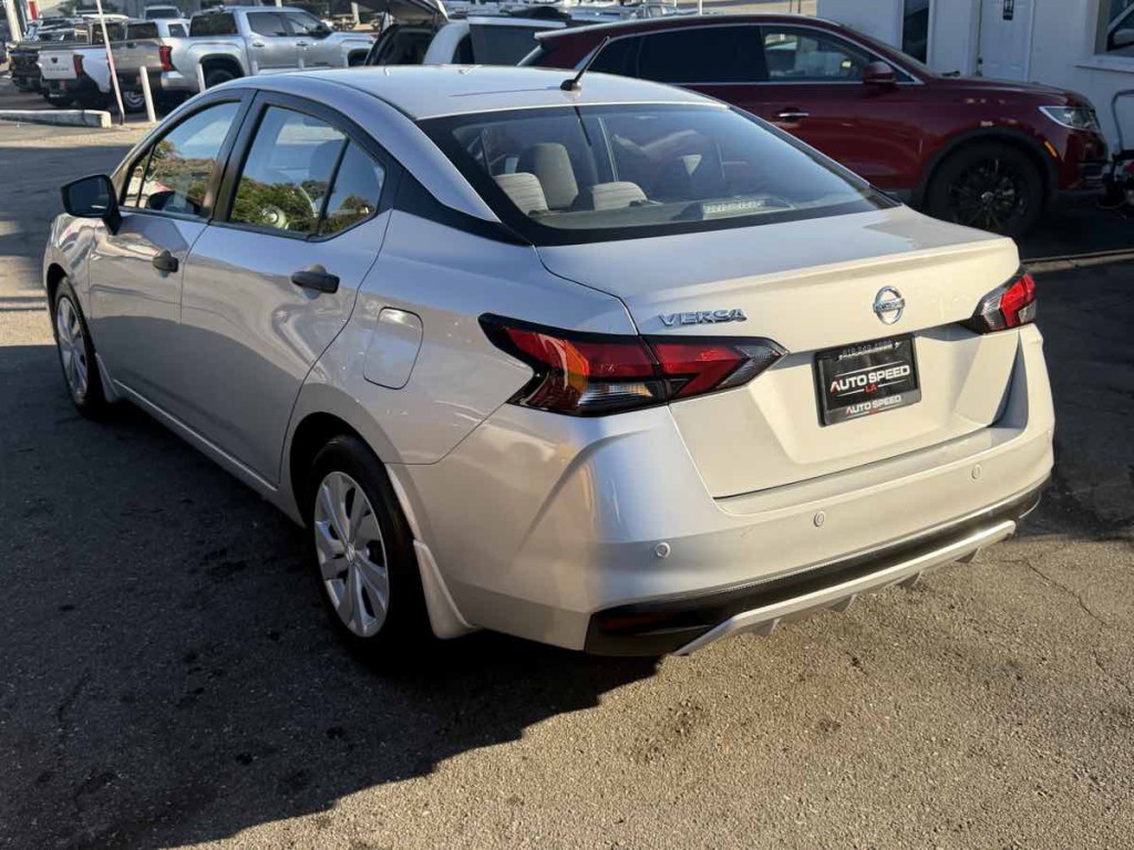 2021 Nissan Versa Image 4