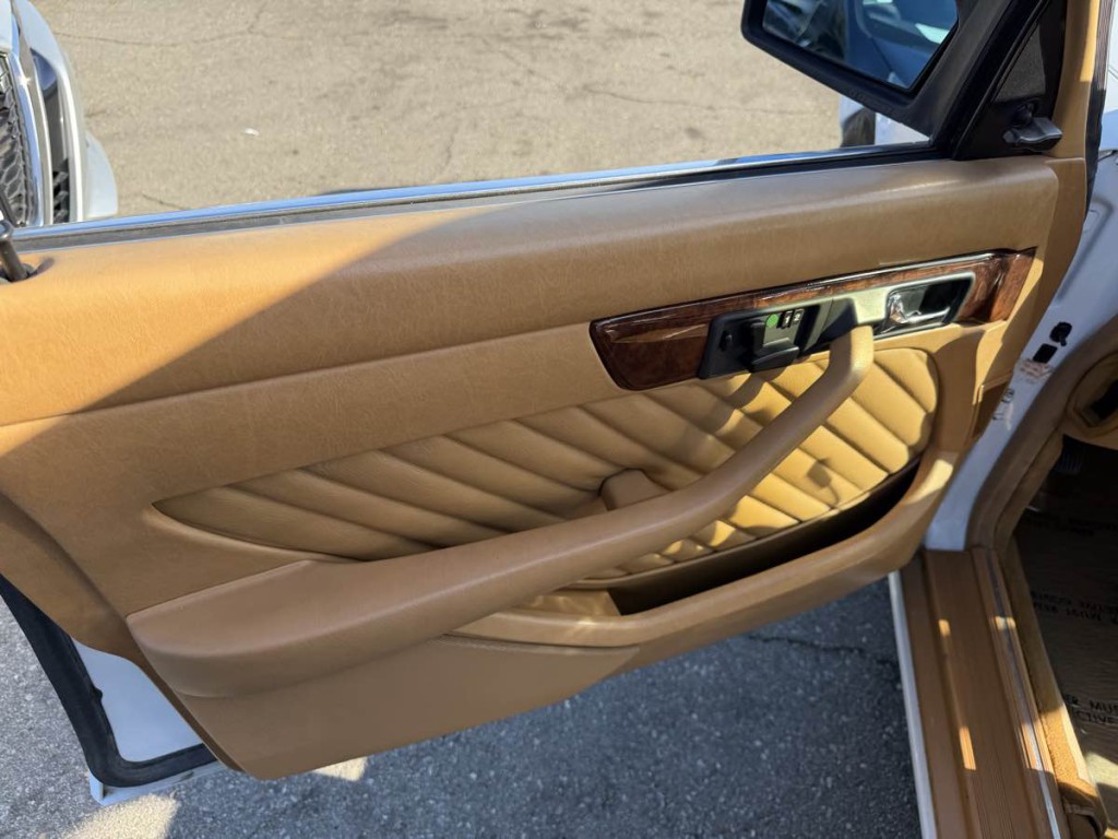 1991 Mercedes-Benz 560-Class Image 6