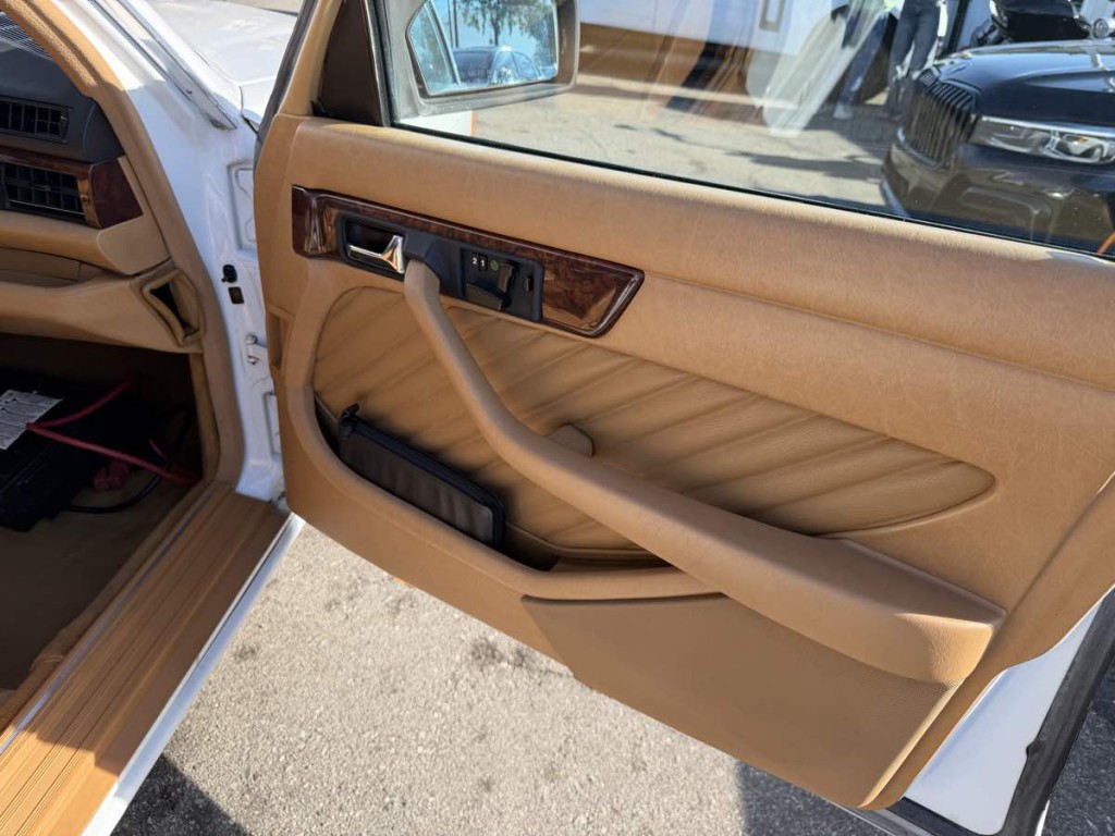 1991 Mercedes-Benz 560-Class Image 8