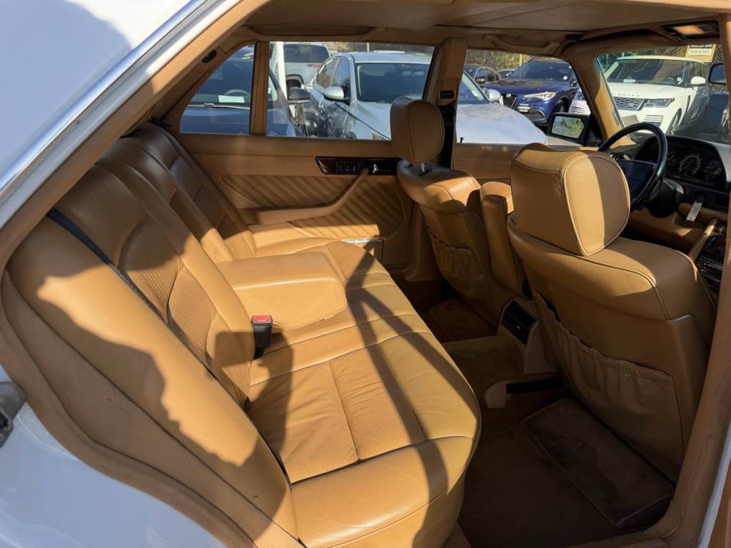 1991 Mercedes-Benz 560-Class Image 10