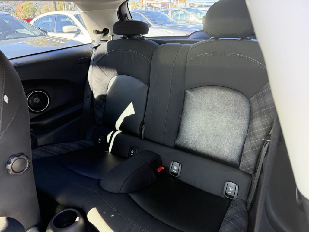 2014 MINI Cooper Image 11