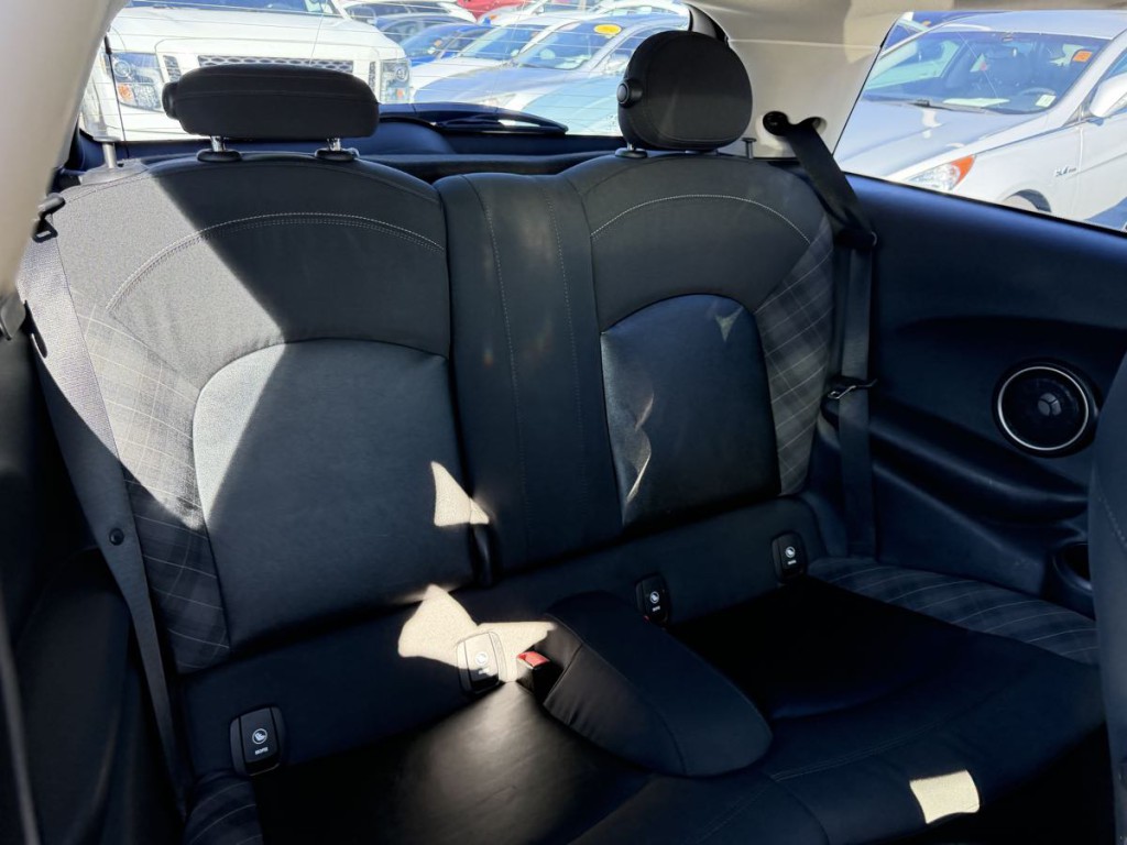 2014 MINI Cooper Image 17