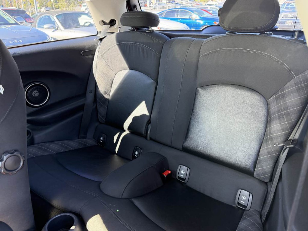 2014 MINI Cooper Image 22