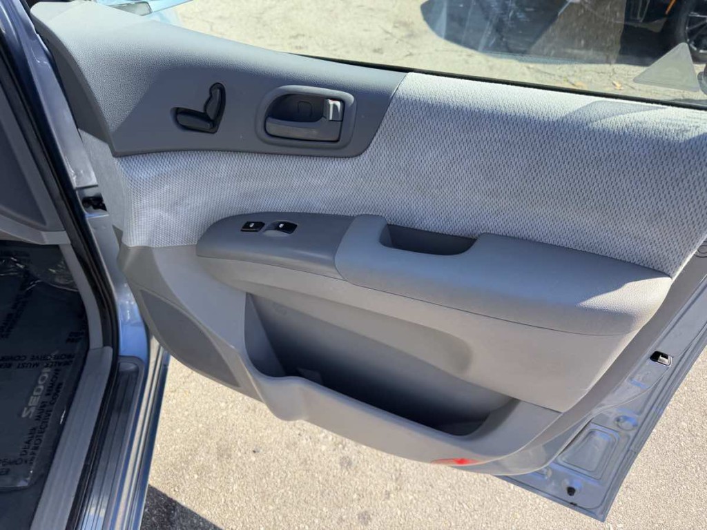 2008 Kia Sedona Image 8