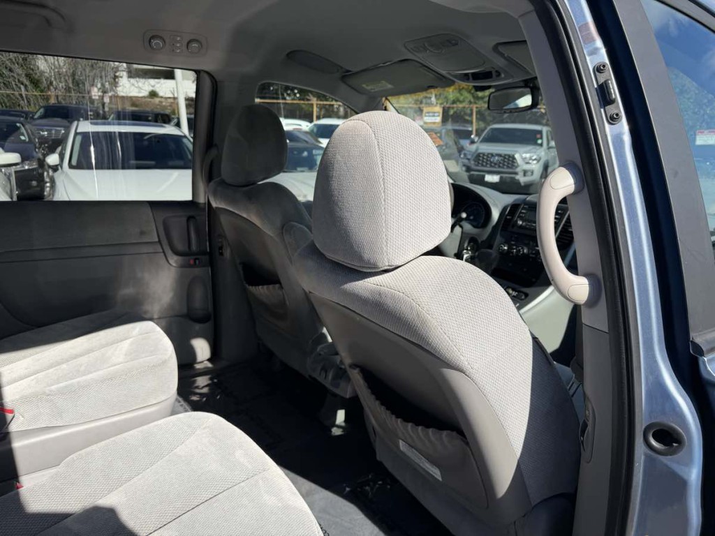 2008 Kia Sedona Image 11