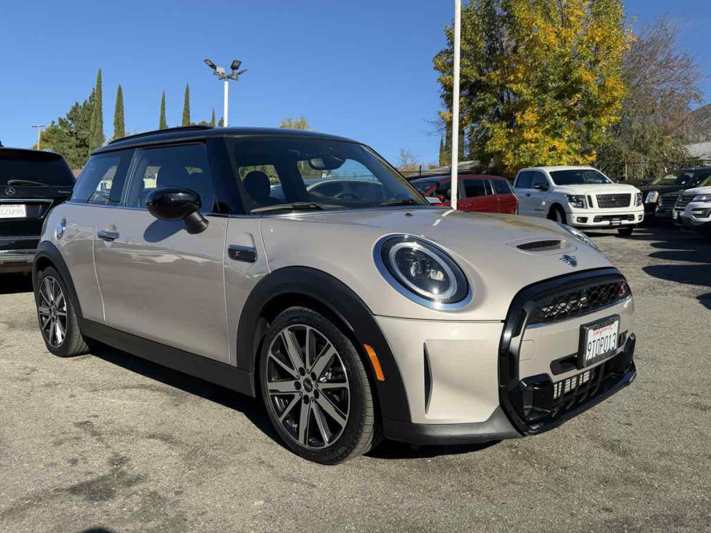 2022 MINI Cooper Image 1