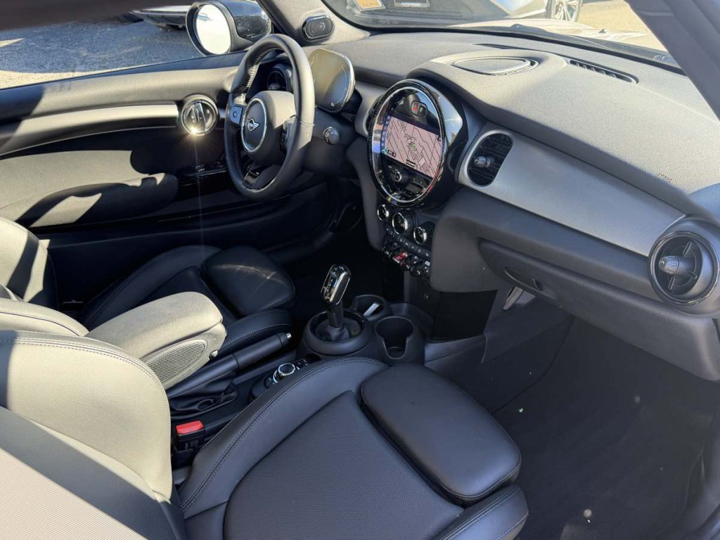 2022 MINI Cooper Image 17