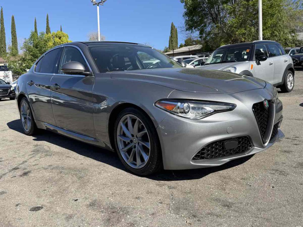 2017 Alfa Romeo Giulia Image 1