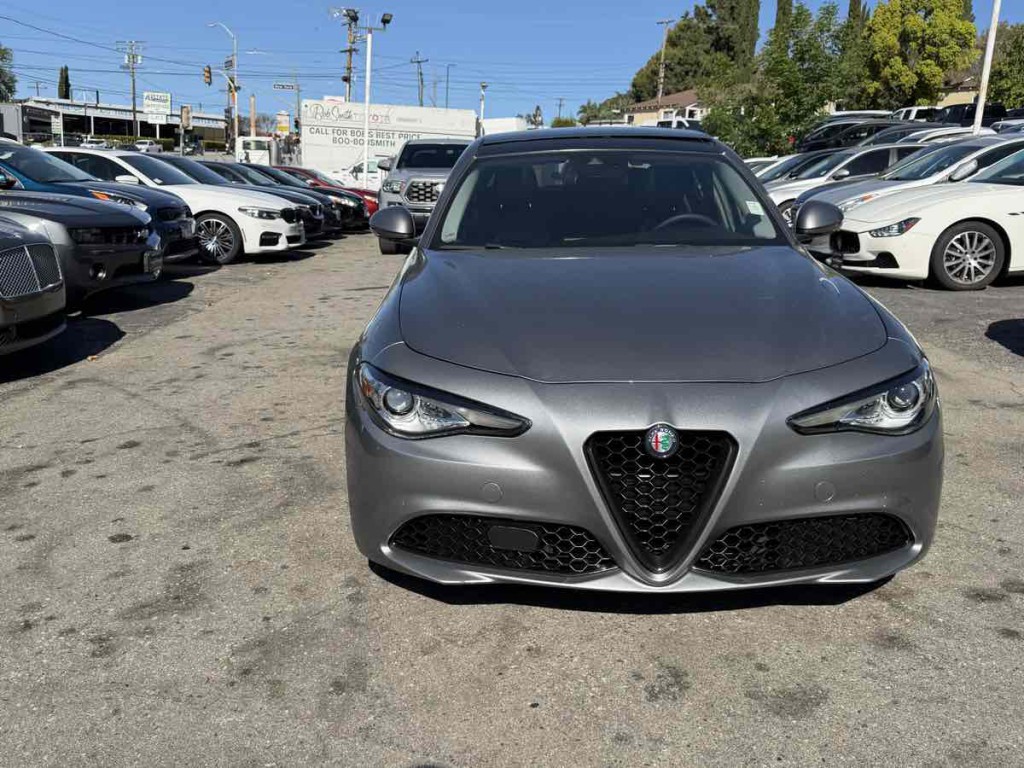 2017 Alfa Romeo Giulia Image 2