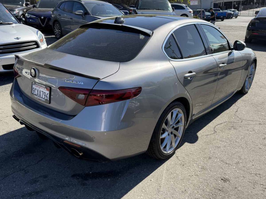 2017 Alfa Romeo Giulia Image 4