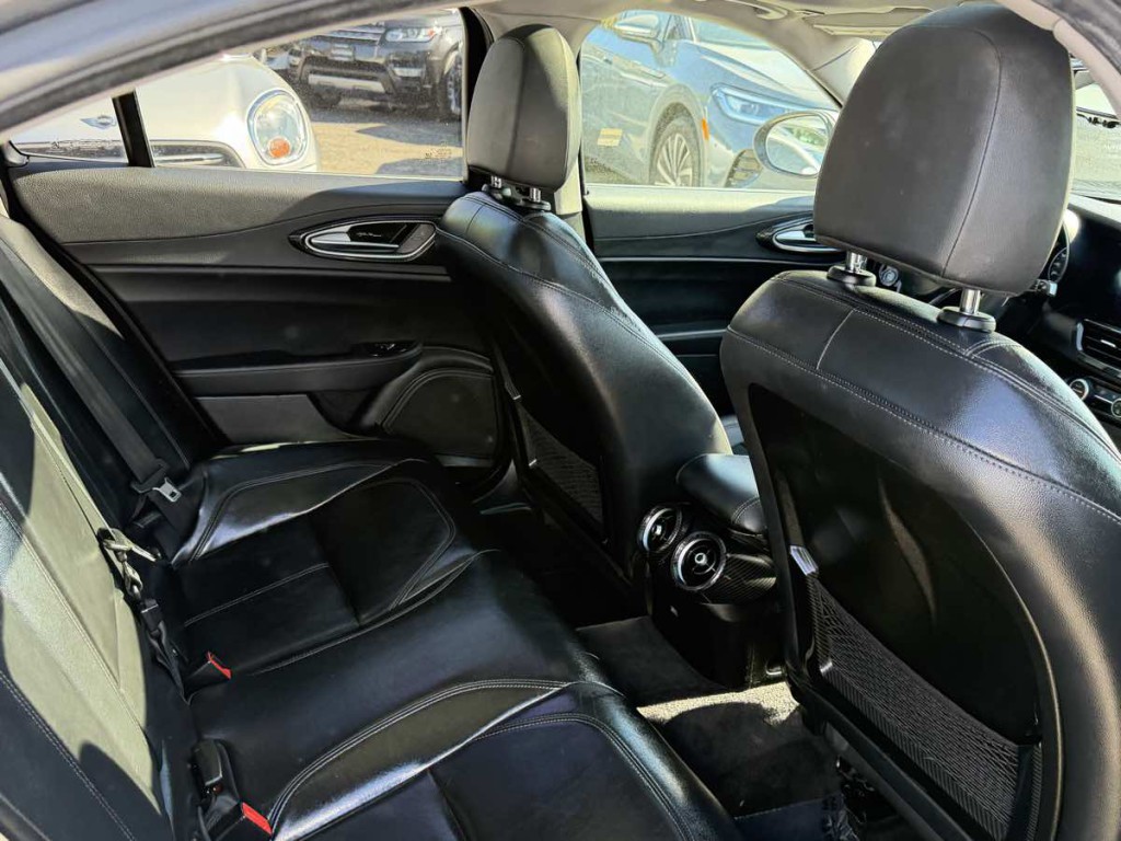 2017 Alfa Romeo Giulia Image 10