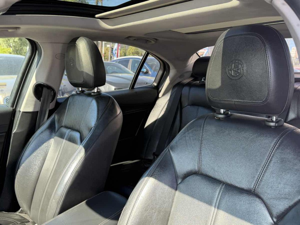 2017 Alfa Romeo Giulia Image 15