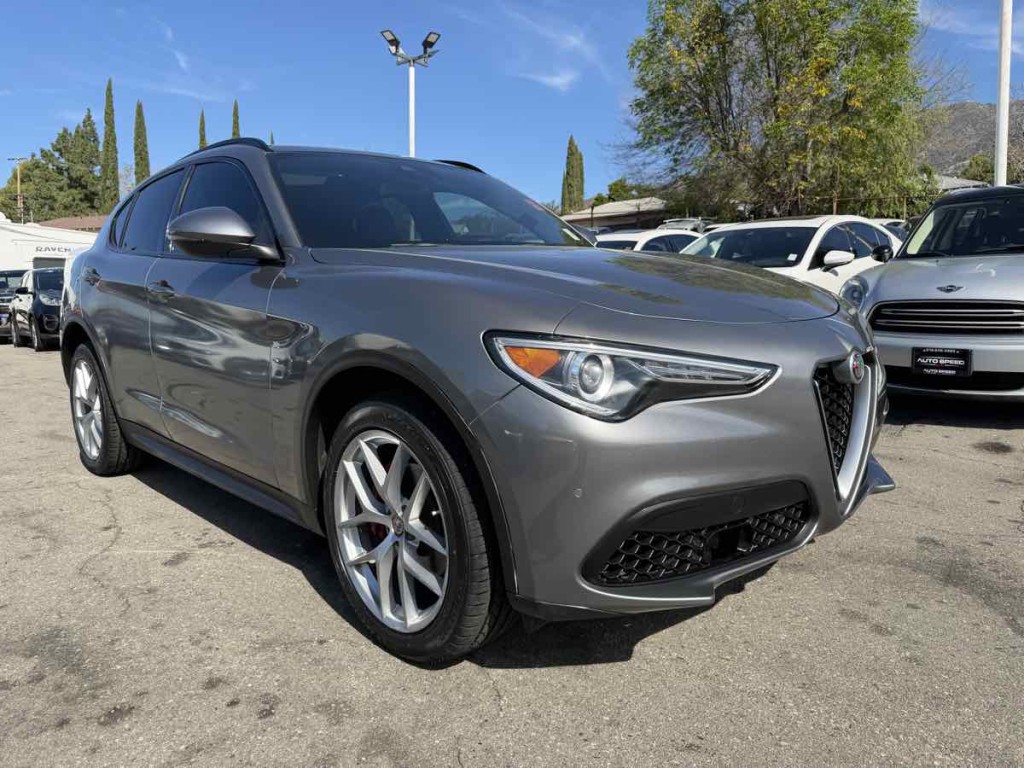 2018 Alfa Romeo Stelvio Image 1