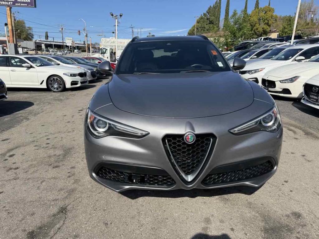 2018 Alfa Romeo Stelvio Image 2