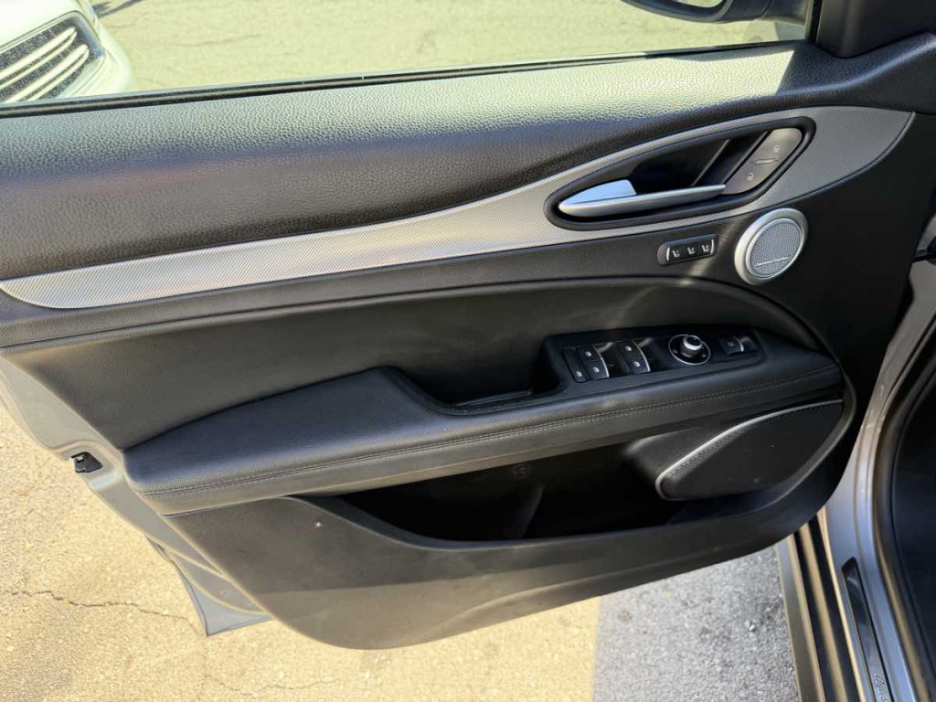 2018 Alfa Romeo Stelvio Image 8