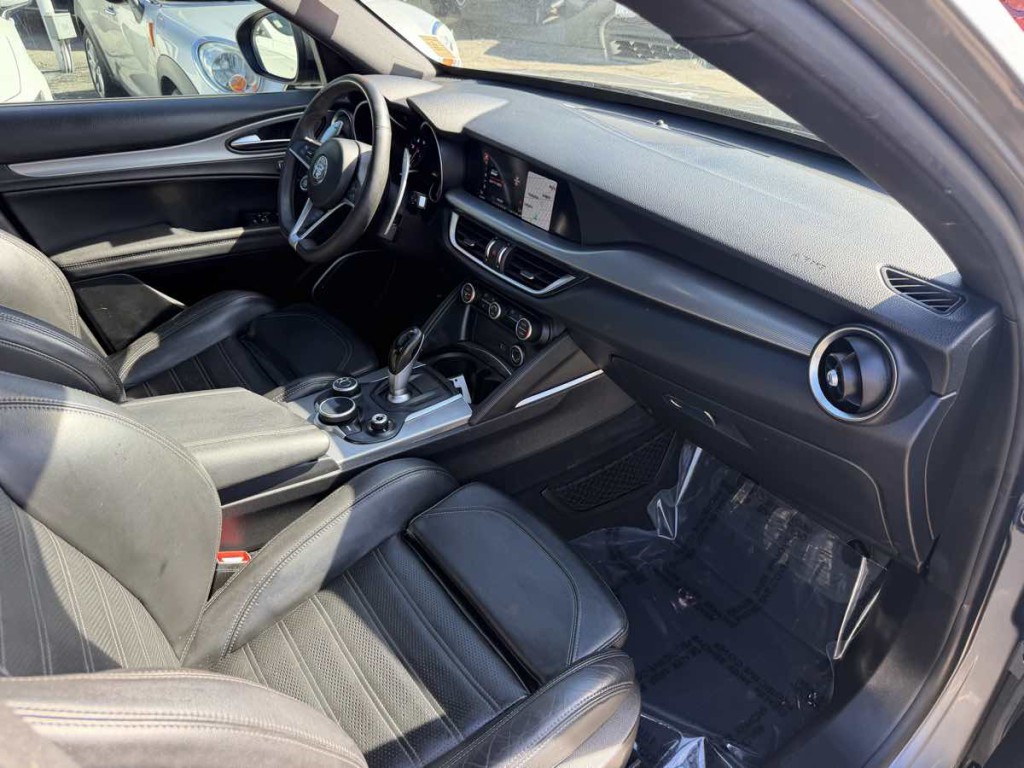 2018 Alfa Romeo Stelvio Image 11