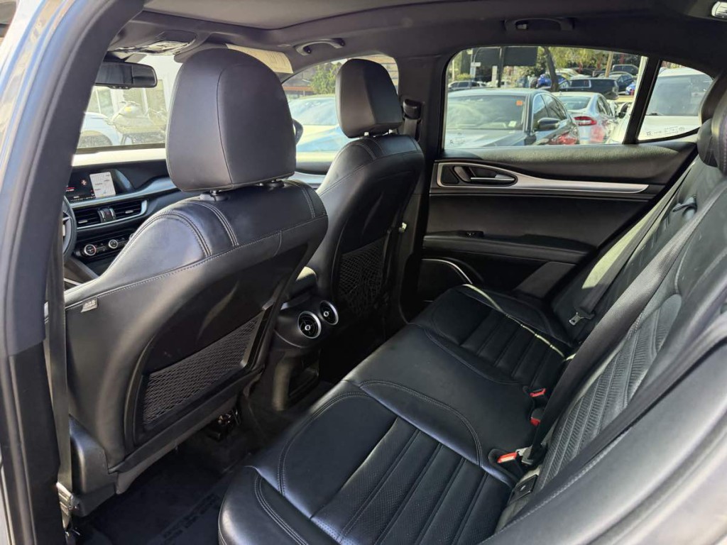 2018 Alfa Romeo Stelvio Image 17