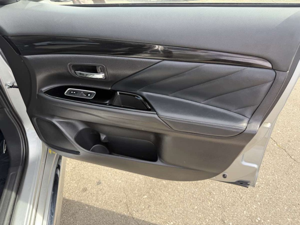 2018 Mitsubishi Outlander Image 16