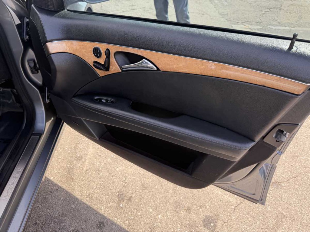 2009 Mercedes-Benz E-Class Image 12