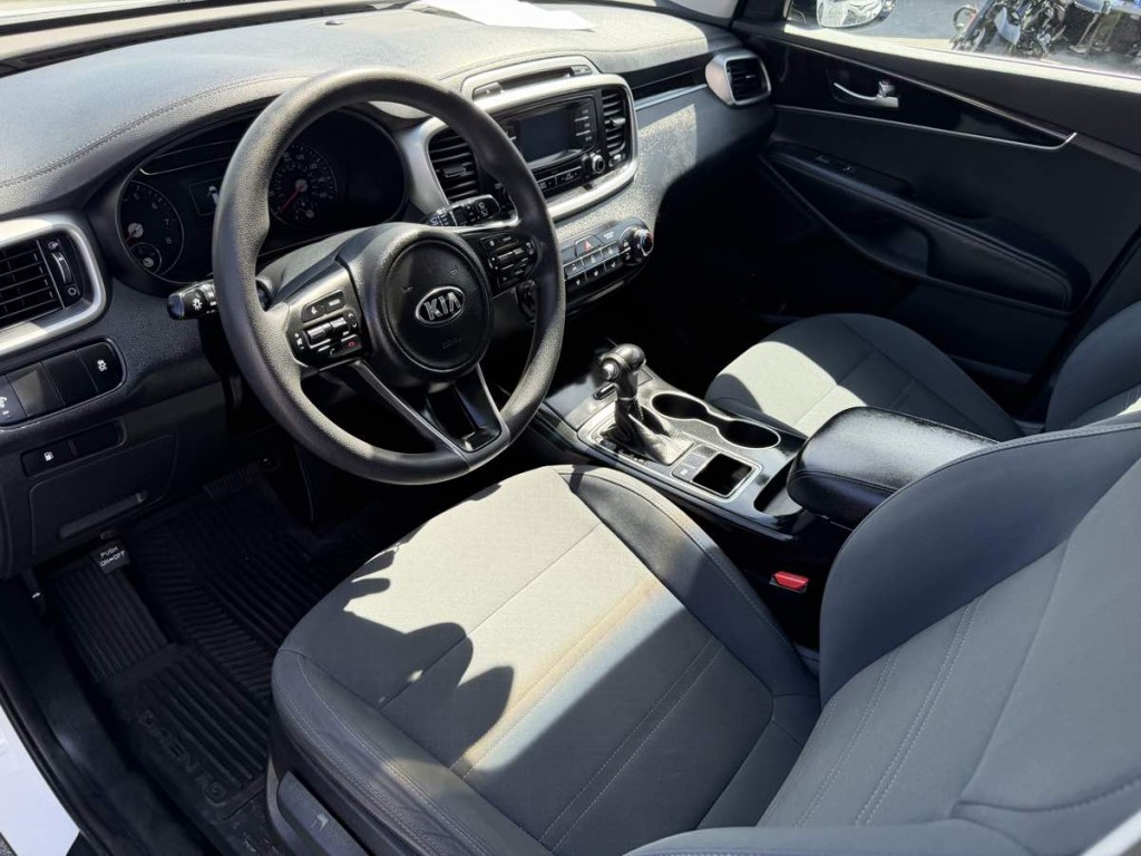 2017 Kia Sorento Image 8