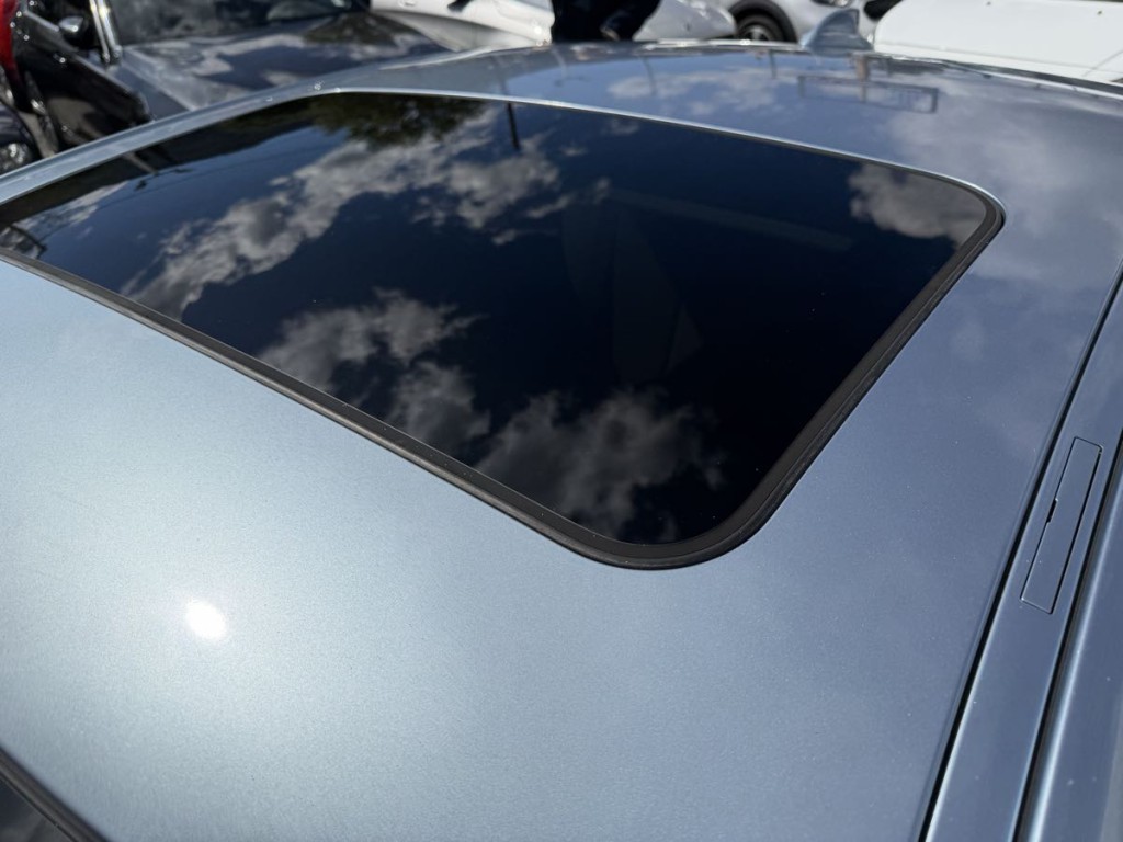 2012 BMW 3 Series Image 7