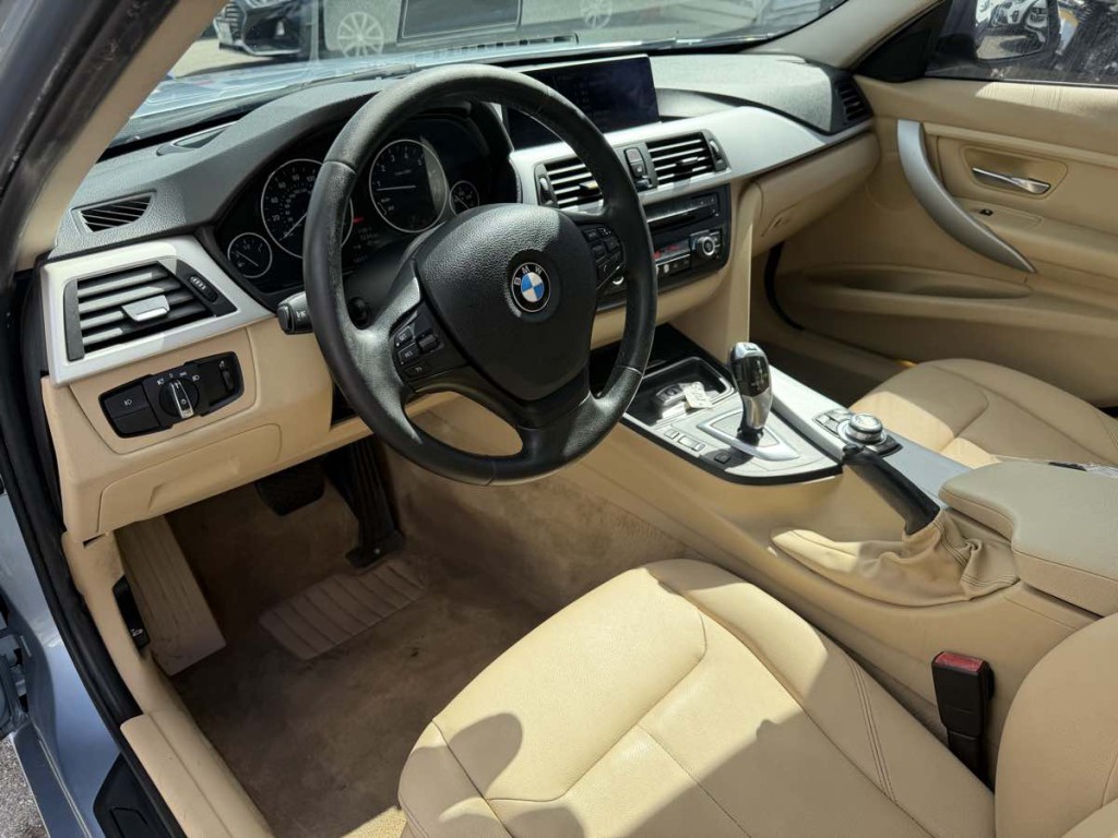 2012 BMW 3 Series Image 9
