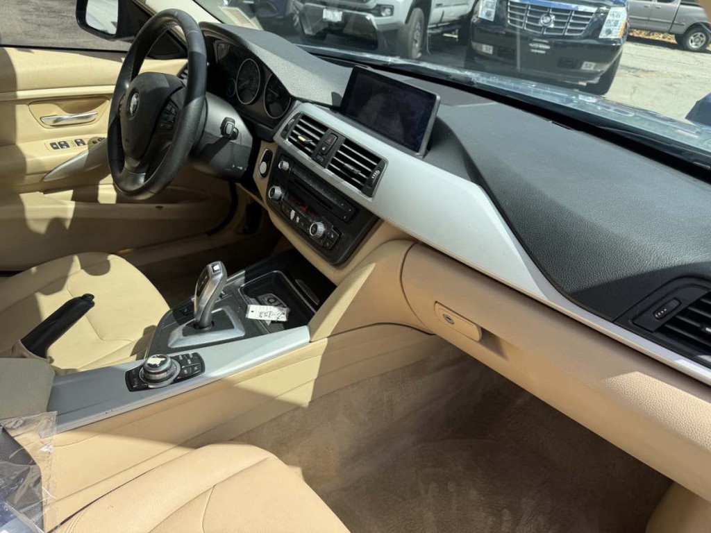 2012 BMW 3 Series Image 11