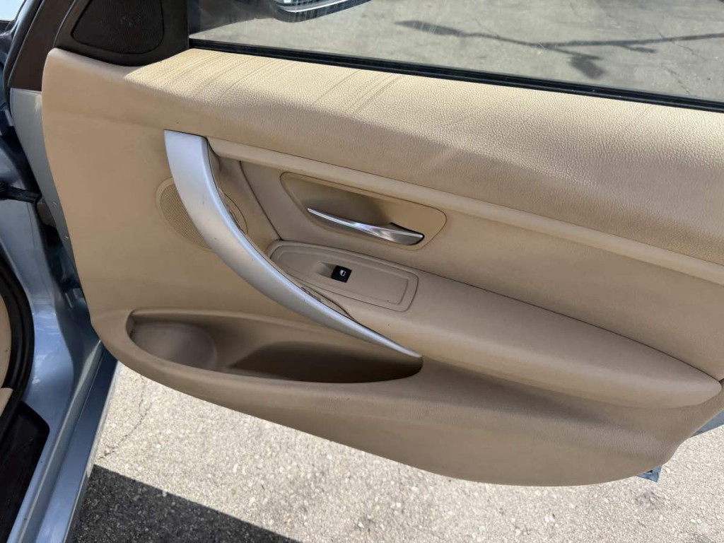 2012 BMW 3 Series Image 12