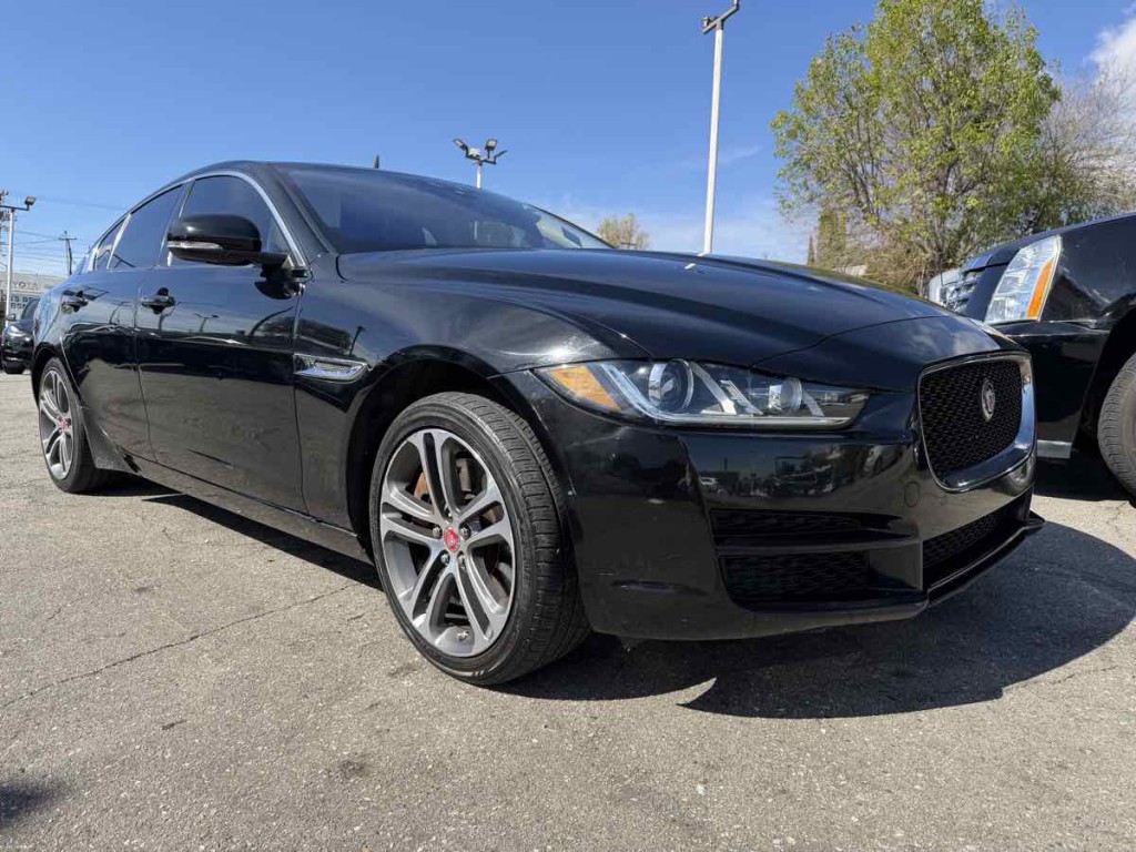 2017 Jaguar XE Image 1