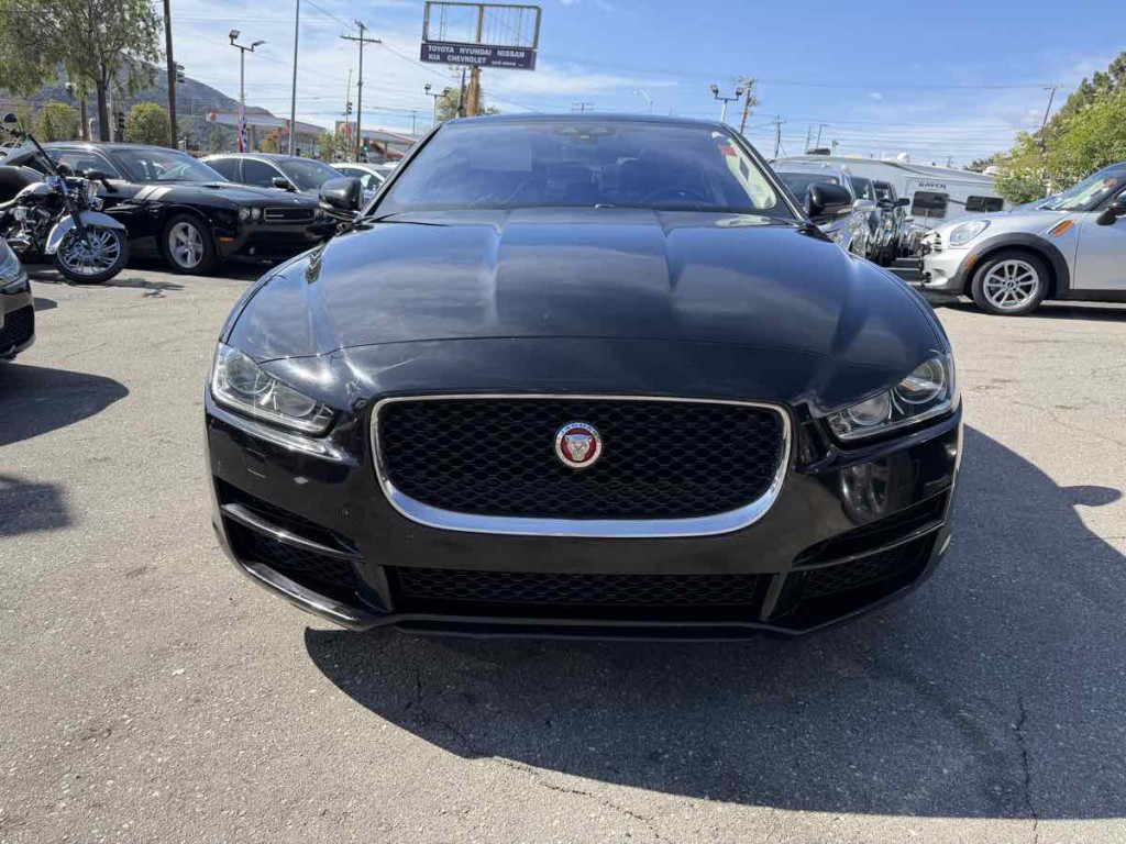 2017 Jaguar XE Image 2