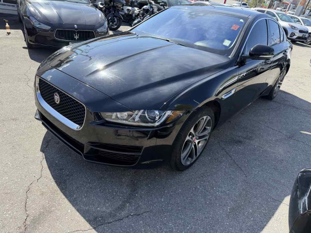 2017 Jaguar XE Image 3