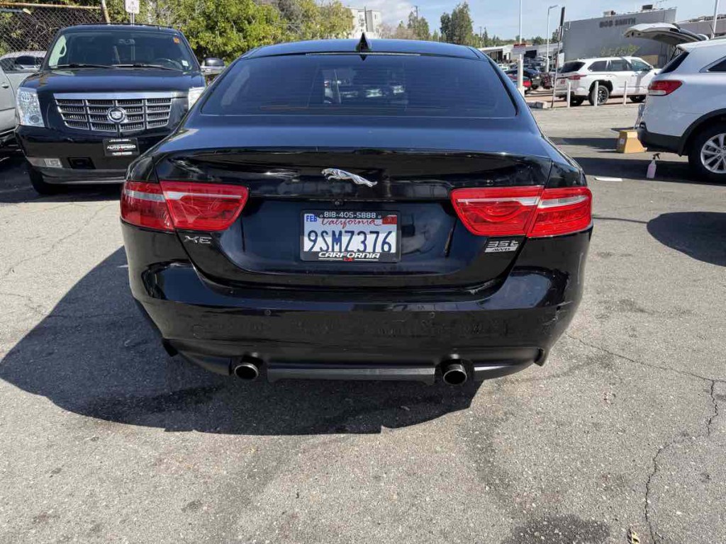 2017 Jaguar XE Image 5