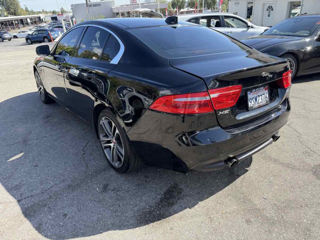 2017 Jaguar XE Image 6