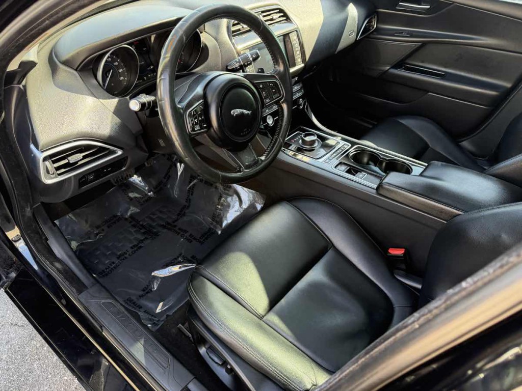 2017 Jaguar XE Image 8