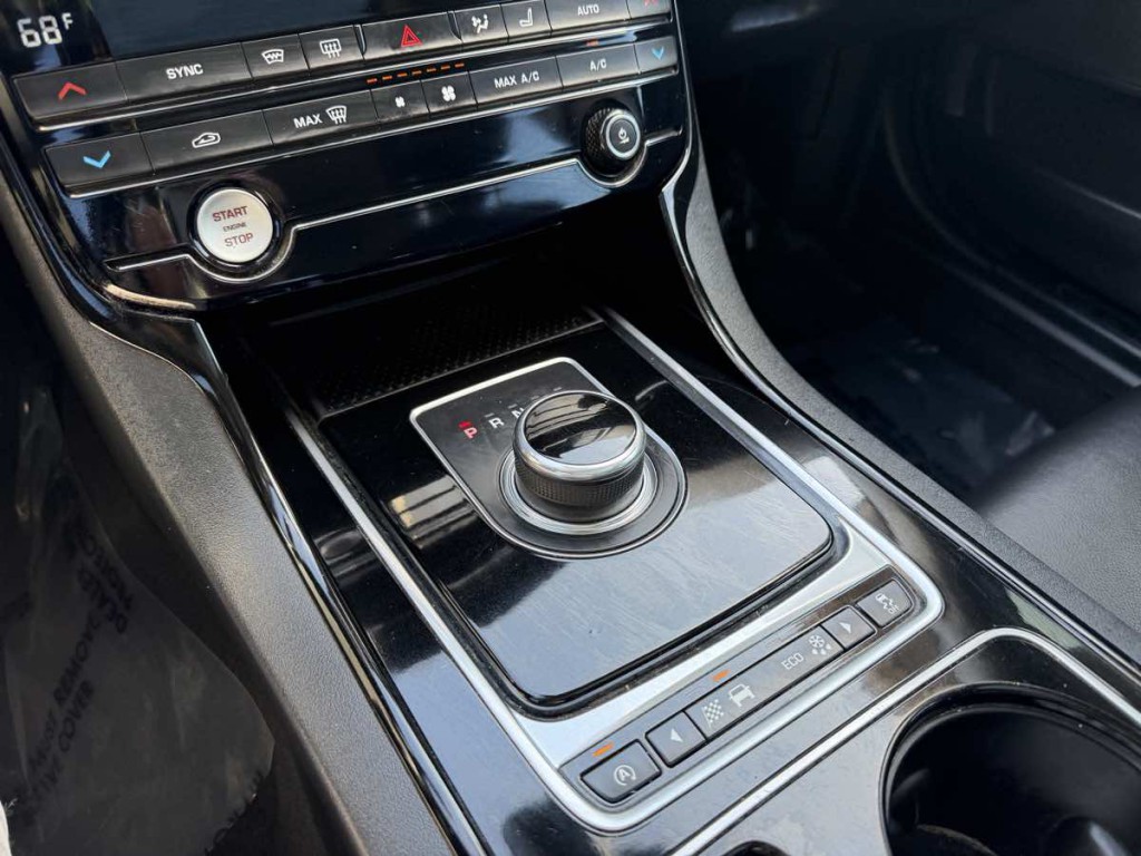 2017 Jaguar XE Image 10