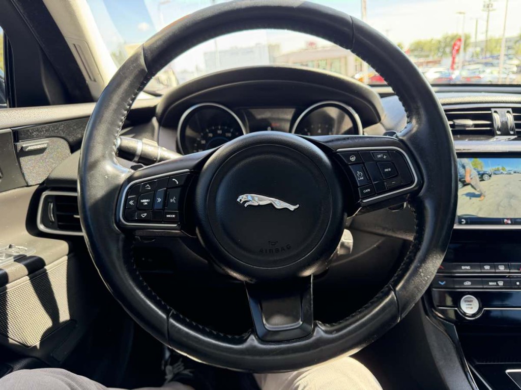 2017 Jaguar XE Image 11