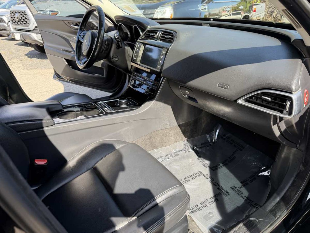 2017 Jaguar XE Image 12