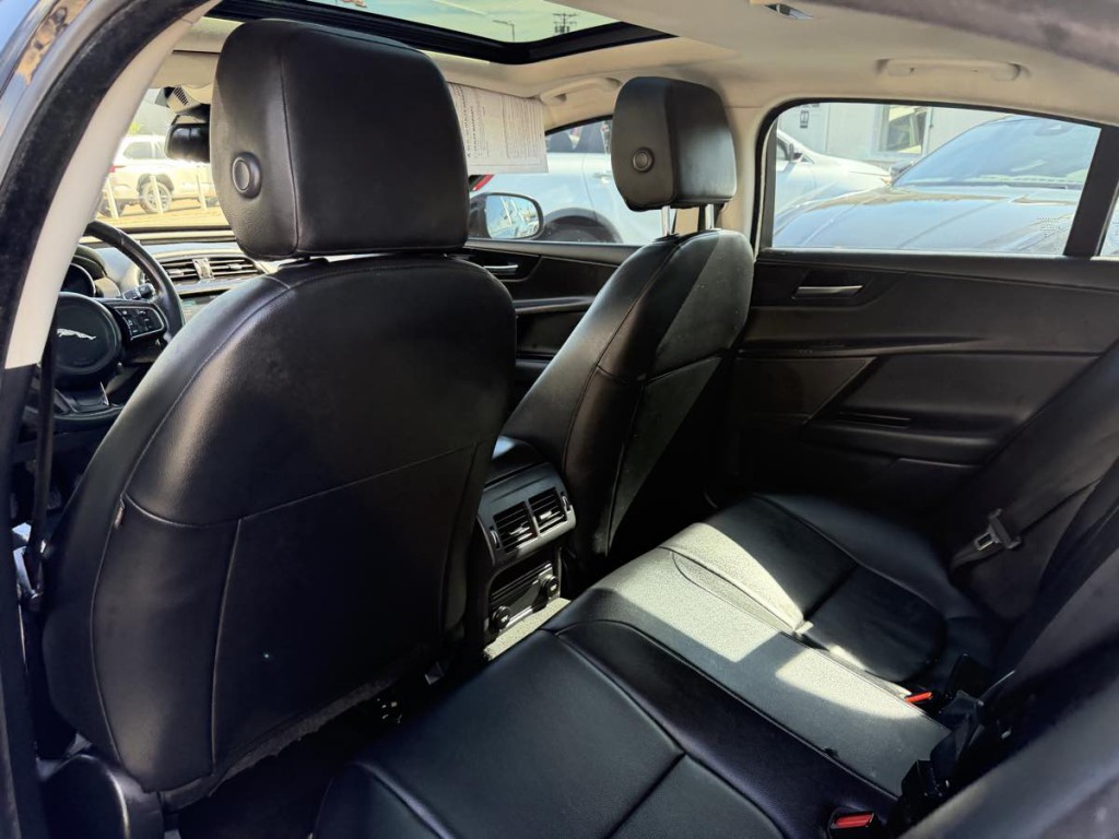 2017 Jaguar XE Image 16